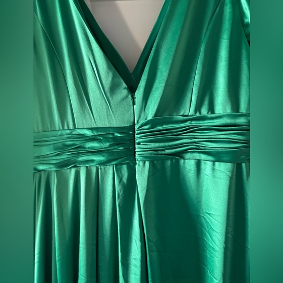 Mac Duggal Emerald Green Long Dress. Perfect for mother of bride - Picture 6 of 9